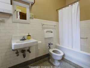 4121929-bathroom0231977402-0f65